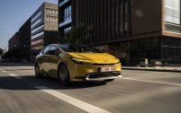 La nouvelle Toyota Prius se veut très agressive visuellement.