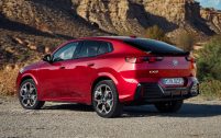 Le BMW X2 arbore une ligne de SUV coupé fastback.