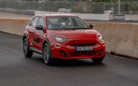 Avec des phares façon yeux ébahis et un bas de bouclier qui rappelle une bouche souriante, la Fiat 600e suscite la sympathie.