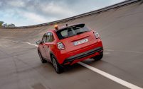Avec 414 km d'autonomie mesurée en ville, la Fiat 600e en offre largement assez au quotidien. Elle est moins douée pour l'autoroute (210 km), mais avec sa puissance de charge maxi de 100 kW, elle ne s'éternisera pas sur les bornes rapides.