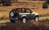La firme hollandais Heritage Customs propose une conversion cabriolet du Land Rover Defender 90.