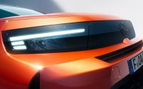 L' Opel Frontera 2024 arbore logiquement la calandre de type Vizor des nouvelles réalisations de la marque au Blitz.