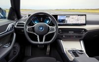 Le volant des BMW i4 et Série 4 Gran Coupé restylées adopte un méplat en partie basse.