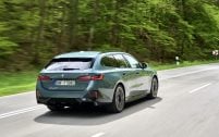 Après la berline, l'i5 se décline en break, baptisé Touring. Deux versions sont au programme, l'eDrive40 (340 ch) et la M60 xDrive (601 ch).