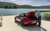 La Mazda MX-5 n'est pas capable d'ingurgiter beaucoup de bagages, juste ce qu'il faut pour deux.
