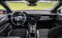 La planche de bord de l'Alfa Romeo Junior flatte l'égo du conducteur avec une console centrale orientée vers lui. Dommage toutefois que certains matériaux déçoivent