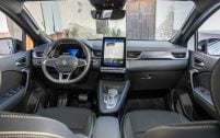 La planche de bord du Renault Symbioz est partagée avec le Captur, ce qui aide à contenir ses tarifs.