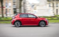 La Peugeot 208 Hybrid 100 est la motorisation électrifiée la moins chère.