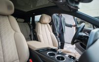 Les sièges en cuir Nappa dans le Cadillac Lyriq sont facturés 3 100 €. Le toit vitré panoramique est proposé à 2 100 €.