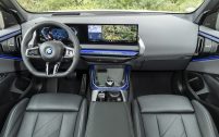 Si le BMW X3 propose les écrans à la mode, il ne manque pas de personnalité, notamment grâce à ses aérateurs déportés sur les contreportes.