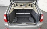 Malgré sa longueur majorée de 7 cm par rapport à la Passat, la Skoda Superb Combi affiche un volume de coffre très proche de celui de sa cousine.