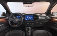 La planche de bord de l'Aygo X restylée ne change guère comparé à avant. Hybride oblige, le levier de vitesse propose ici une position B (pour Brake) augmentant la force du freinage régénératif en ville.