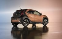 L'Aygo X restylée va être la seule proposition réellement hybride parmi les petits gabaris en vente en France. Sans doute un gros atout quand on connait le succès des Yaris et Yaris Cross.