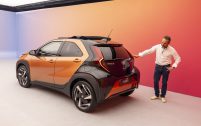 Rien ne change à l'arrière de l'Aygo X restylée. Mais le logo HEV (pour Hybrid Electric Vehicle) devrait sans doute attirer de nouveaux clients vers le petit SUV urbain de Toyota.