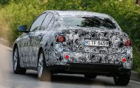 Dans l'esprit et dans la forme, cette Série 1 quatre-portes évoque davantage l'Audi A3 Berline que la Mercedes CLA.