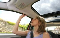Pour une petite voiture, l'habitacle se montre vaste et très lumineux. Surtout avec ce grand toit vitré, en option.