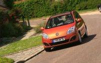 Consensuelle, la Twingo II a troqué la bouille rigolote de sa devancière pour un minois bien plus sérieux.