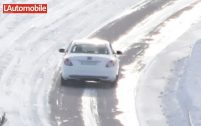 Les ingénieurs de Mercedes ont sans doute pensé qu'une voiture blanche restait invisible dans la neige. C'était sans compter sur les téléobjectifs de nos espions.