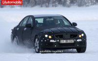 La prochaine Mercedes Classe C a déjà bien entamé son développement: nos photographes ont pu la surprendre lors d'une séance enneigée.