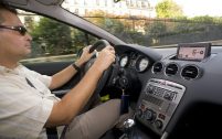 Même si elle n'est qu'un prototype, cette Peugeot 308 Hybride HDI se réserve convaincante à conduire... à une grosse réserve près: de nombreux à-coups lors des changements de rapports.