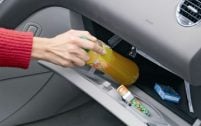 Aucun problème pour ranger téléphones, bouteilles et autres petits objets...