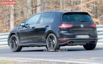 Plus puissante que sa devancière, la Golf 7 R disposera à nouveau d'un signe distinctif à l'arrière: mais au lieu d'arborer une double sortie d'échappement centrale, elle aura quatre tuyaux répartis de part et d'autre du bouclier.
