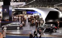 A Francfort, le stand Peugeot met l'hybride diesel en vedette, même si les motorisations plus classiques figurent toujours en bonne place.