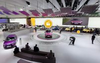Rose, mauve, jaune... la Twingo restylée en fait voir de toutes les couleurs.