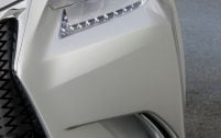 Une calandre qui semble se prolonger jusqu'au bas du bouclier, de petits phares entièrement constitués de diodes: la routière Lexus semble décidée à adopter un style plus affirmé.