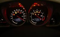 Le tachymètre est gradué jusqu'à 390 km/h, et la vitesse de pointe annoncée atteint 350 km/h.