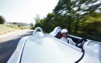 Saute-vent aérodynamique, couvre-tonneau 100% carbone, craquements du châssis composite, le "Stirling Moss" se la joue barquette de course.