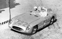 C'est au volant d'une Mercedes 300 SLR que Stirling Moss a remporté les Mille Miglia en 1955.