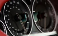 Le compteur n'exagère pas, cette V12 Vantage dépasse les 300 km/h en pointe.