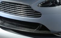 A l'avant, une lèvre en carbone vient améliorer la stabilité à haute vitesse.