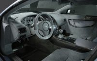 L'habitacle mêle l'alcantara et le carbone, pour créer une ambiance qui oscille entre luxe et compétition.