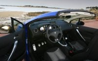 L'ergonmie de la 308 CC est soignée, tout comme la finition, et les matériaux utilisés. L'habillage noir laqué de la console centrale (finition Sport Pack) est du plus bel effet.