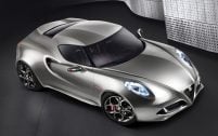 Le Concept 4C d'Alfa Romeo a troqué sa teinte rouge contre un gris "Fluid Metal", histoire de nous faire patienter avant sa commercialisation, repoussée à 2013.