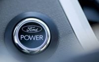 Avec le système de clé mains libres, le moteur se démarre au moyen d'un bouton poussoir.