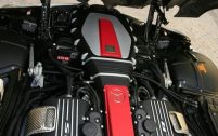 Le capot avant couve le V8 5.5 compressé, un petit bijou placé bas, près de la cellule de survie en carbone, pour optimiser la répartition des masses.