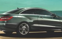 A l'arrière, la Classe E Coupé reçoit un petit extracteur, façon SLK restylé.