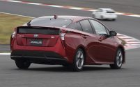 Cette Prius est bien campée sur ses voies élargies.
