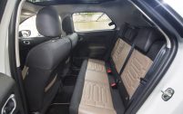 La banquette de la C4 Cactus est assez accueillante, mais les vitres se contentent d'une ouverture à compas.
