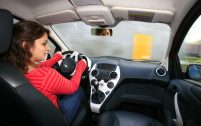 La position de conduite devient rapidement exaspérante, avec un siège mal dessiné dont le pseudo-réglage en hauteur ne fait que basculer l'assise.
