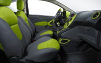 A l'intérieur, le même vert est présent sur les sièges, la console centrale, les contours d'aérations et les panneaux de portes.