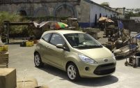Cette Ford Ka figure dans le prochain James Bond, Quantum of Solace. D'où sa couleur "Gold", qui ne devrait pas figurer au catalogue.
