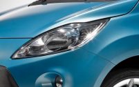Les phares effilés sont un des éléments forts du "Kinetic design", prôné par Ford.