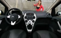 La Ka fait des efforts de présentation, à l'image de ces placages façon aluminium que l'on retrouve sur la console, de la casquette située autour des compteurs et des branches du volant.
