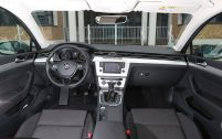 Plus récente, la Volkswagen présente un système multimédia intuitif, mais l'écran est très bas. Dotation et finition sont supérieures, comme le prix.