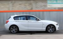 Avec une agilité séduisante, doublée d'un confort d'excellent niveau, et cette faculté de propulsion à faire sentir son train arrière moteur, la BMW ne joue pas dans le même registre que sa rivale.