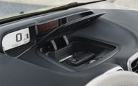 Au centre de la planche de bord, se situe une boîte de rangement supplémentaire, dotée d'un couvercle push-pull à ouverture amortie.